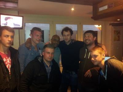 Die jungs direkt in Aktion mit den bar leuten